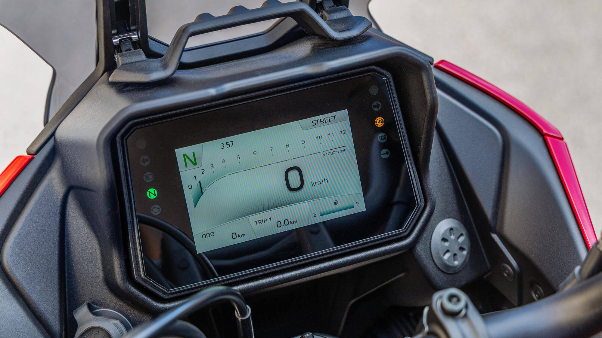 5-дюймовий TFT-дисплей із можливістю підключення смартфона, навігацією та ергономічним перемикачем 